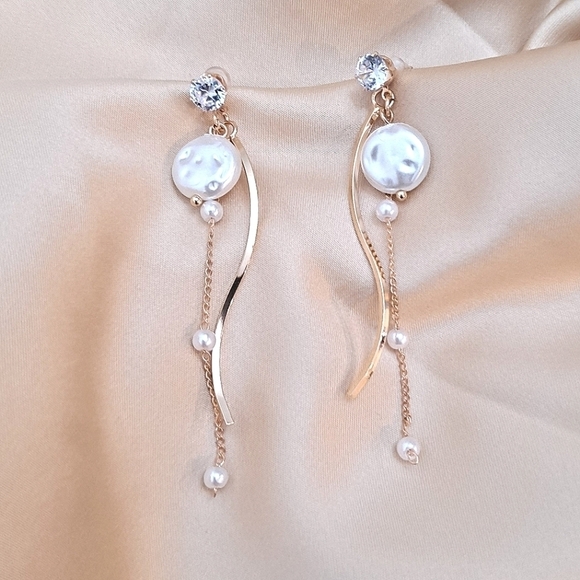 💖 2/$30 Pearl & Gold tone long Rhinestone tassel glam drop cute earrings - Picture 8 of 8